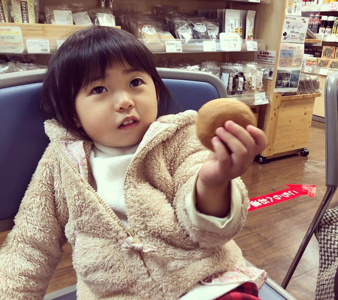 浅川稚広さんのインスタグラム写真 - (浅川稚広Instagram)「#おいでませ山口館  #御歳暮の注文  #義母と3人でお出かけ  #宇部かまの新川 #お正月の蒲鉾は宇部かまです💕 #月まる #娘チョイス #もちもちしっとりの皮とアンコが美味しかった😋💕」12月6日 2時42分 - chiffy1110