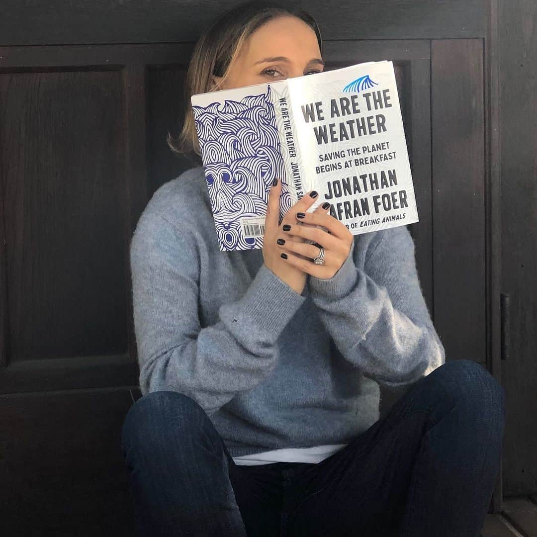 ナタリー・ポートマンさんのインスタグラム写真 - (ナタリー・ポートマンInstagram)「Excited to read my friend, Jonathan Safran Foer’s new book, We Are the Weather: Saving the Planet Begins at Breakfast… about how not eating animal products, even for one meal a day, can make a big positive difference in the environment. This is a great holiday present too! #DecemberBookPick #WhatNatReads」12月6日 2時50分 - natalieportman