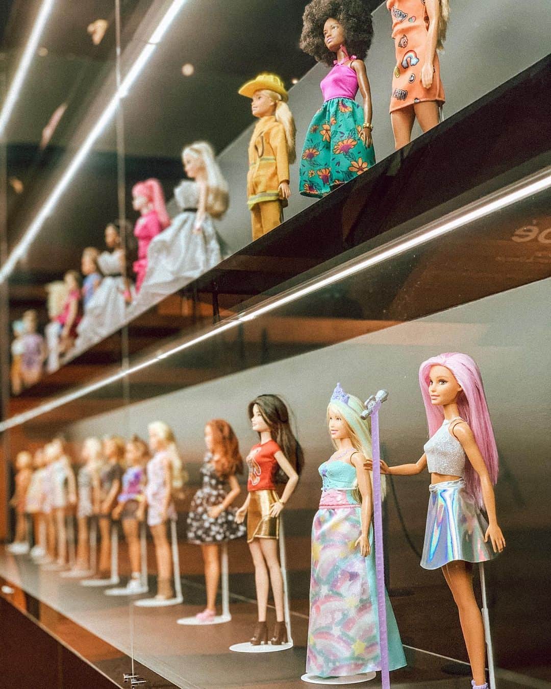 神林真里さんのインスタグラム写真 - (神林真里Instagram)「@barbie Girl Power💓💗💕💞💖﻿ ﻿ hotel koe tokyoで‪12月6日(金)～12月15日(日)まで‬オープンしている﻿ バービーのPOP UP STORE「Girl Power」に行ってきたよ！﻿ 今年でデビュー60周年ということで、﻿ それを記念したフォトスポットや、コラボグッズ、歴代バービーちゃんたちがずらりと並んでいてめちゃかわいいの😍😍﻿ スタイルや人種も様々で、一人ひとりじっくりみちゃう✨✨﻿ クリスマスプレゼントにもぴったり🎄💝﻿ また集めたくなっちゃったな*\(^o^)/*﻿ ﻿ ﻿ ﻿ ﻿ ﻿ ﻿ ﻿ ﻿ ﻿ ﻿ ﻿ ﻿ ﻿ ﻿ ﻿ ﻿ ﻿ ﻿ #charapa #girlpower #barbie #バービー #hotelkoetokyo #ホテルコエトーキョー #PR #barbieoutfit #shibuya #holidaygift #バービー好き #バービーコレクション #バービーグッズ #限定グッズ #クリスマスプレゼント」12月6日 14時01分 - maripo_jp