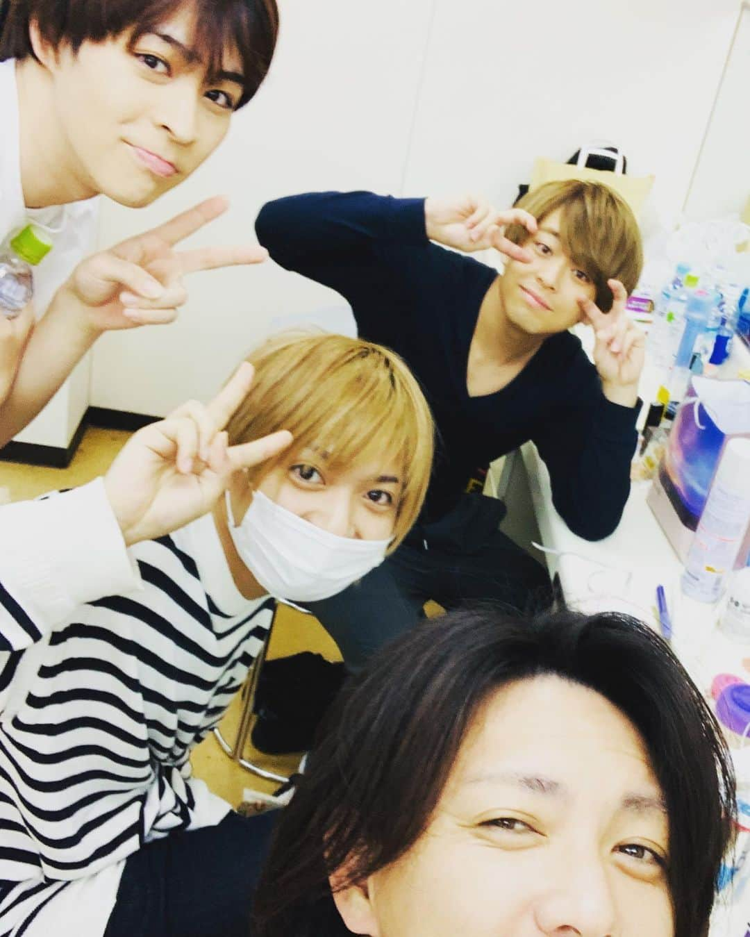 金子昇さんのインスタグラム写真 - (金子昇Instagram)「今日も張り切って頑張ります^_^  #舞台 #team #西銘駿　くん #八島諒　くん #山中翔太　くん #楽屋」12月6日 13時53分 - noboru_kaneko_official