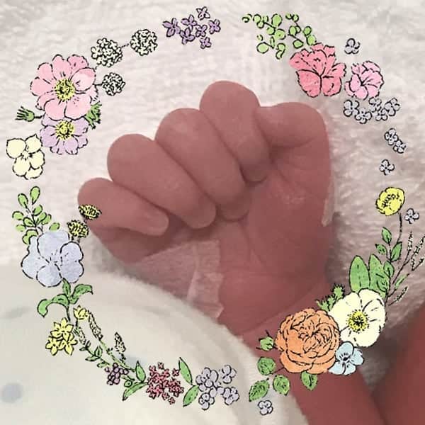 妃咲せあらのインスタグラム：「昨日、双子の男の子👦、無事に出産しました✨双子はしばし入院ですが元気なので一安心❗ 切迫早産から2ヶ月少しの入院生活も終わりが見え、上のお姉ちゃんも長い間頑張って我慢してくれました😊 しばらくはお姉ちゃんとの時間を優先します💡 ～記録～ 9月24日から入院開始 マクドナルド法手術  点滴最終値 リトドリン2A28 マグセント18 (幸い副作用は感じず)  12月5日帝王切開で出産  #双子#帝王切開」