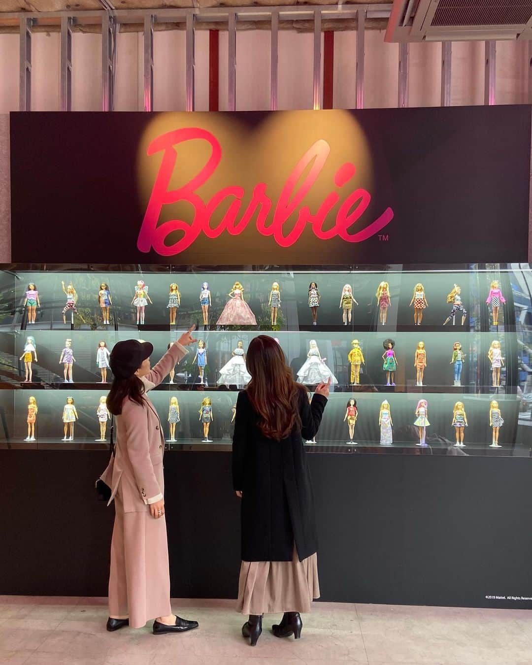 丸山悠美さんのインスタグラム写真 - (丸山悠美Instagram)「デビュー60周年のバービー！@barbie 👗  hotel koe tokyoで今日からスタートする POP UP STORE『Barbie™ Girl Power』 に行ってきました。 . ずらっと並んだ色々なバービー達に 渋谷を道行く人達が釘付けです、さすがです🙌🏻✨ 60周年を記念したフォトスポットや コラボアイテムなどが勢揃い。 . 乙女全開なポーチや、 @shogosekine0319 さんとのトリプルコラボバッグが可愛かった〜！ . クリスマスプレゼントにぴったりなアイテムも💕🎅 . . 16日まで開催しているので、娘を連れてまた行きたい♡ 昔より大人になった今の方がバービー好きかも。。 個人的には忍者バービーが可愛かったな✨ . .  #charapa #girlpower #barbie #バービー #hotelkoetokyo #ホテルコエトーキョー #sekineshogo  #渋谷 #shibuya #tokyo #ママ #クリスマスプレゼント #popupstore #barbiestyle #barbiefashionista #dollfurniture  #dollphotography #dollphotogallery #pr」12月6日 13時59分 - maruyumi