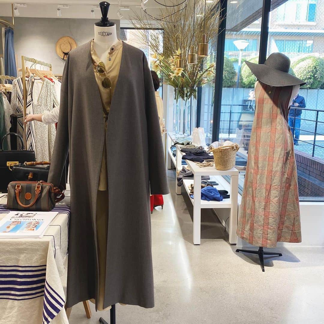 のインスタグラム：「⠀ 昨日は @curensology の 2020春夏の展示会へ👣 ⠀ 店内にいるだけで幸せな気分。 あと2時間はいたかったなぁ💭 ⠀ ベージュとかブラウンとか アイボリーとかくすみグレーとか もう好きなカラーしかなかった🤤 お洋服だけじゃなく ヴィンテージとか水着も全部が素敵でした♡︎ ⠀ お迎えの時間迫ってて バタバタだったけど しっかりニットとスカートをつけてきました✏︎ ⠀ #curensology#カレンソロジー #カレンソロジー青山  #2020ss #EXHIBITION #vintage #vintagebag #girlsswimwear」