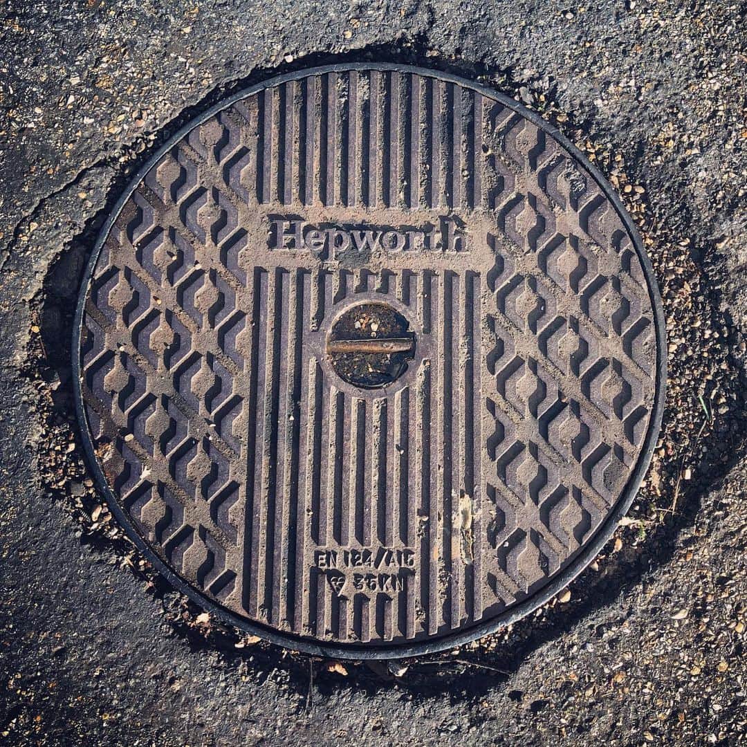 のインスタグラム：「#manhole #manholecover #manholes #manholecovers #manholestagram #manholecoversoftheworld #GOK #GreatOKharn #UK #england #portsmouth  #マンホール #マンホーラー #インスタ映え #芸術 #漢 #趣味 #下を向いて歩こう #海外マンホール #外国マンホール #海外のマンホール #外国のマンホール #世界のマンホール #オーカーン #英国 #イギリス #イングランド #ポーツマス」