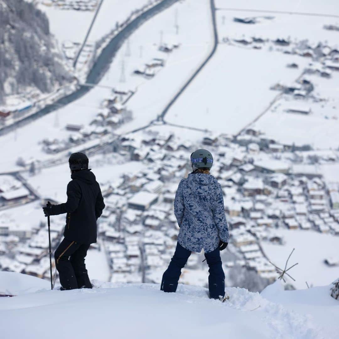 ロキシーさんのインスタグラム写真 - (ロキシーInstagram)「What goes up, must come down. @lena_stoffel & @emily_arthur setting the stakes for who can get back to town first #ROXYsnow #MakeWavesMoveMountains」12月6日 12時35分 - roxy