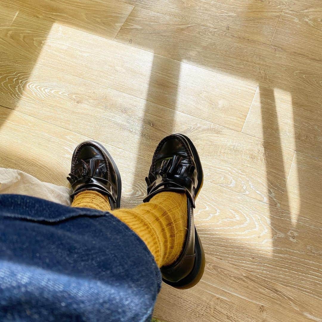 沙田瑞紀さんのインスタグラム写真 - (沙田瑞紀Instagram)「ぽかぽか日射し入ってきた🪐からしいろ靴下履きがち🧦」12月6日 12時52分 - mizuki_masuda