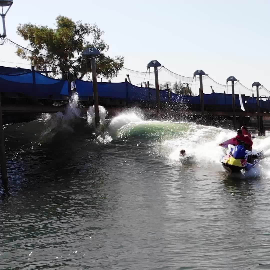 のインスタグラム：「it's a vibe 🌴 . 🏄‍♂️: @lucasfinkrj  @redbull_surfing #redbull #surf #skimboarding #wavepool #wave #pool」