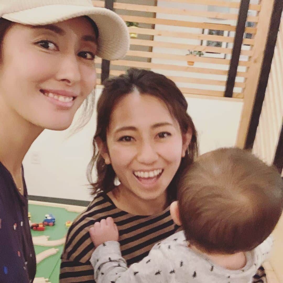 のインスタグラム：「5年前撮影で知り合った、みっちゃん💗 2枚目の写真は、その時みっちゃんがメイクしてくれた作品です。 懐かしぃー！😳 てかロン毛〜！😂 今は2人とも男の子ママ！ 久しぶりの再会は、LAの子育て情報の交換で盛り上がりました🙌🏻💓 5년전에 나를 예쁘게 메이크업 해줬던 친구와 오랜만에 재회! 지금은 둘다 아들맘이 됬네요 ㅎㅎㅎ 2번째 사진은 5년전 사진^^」