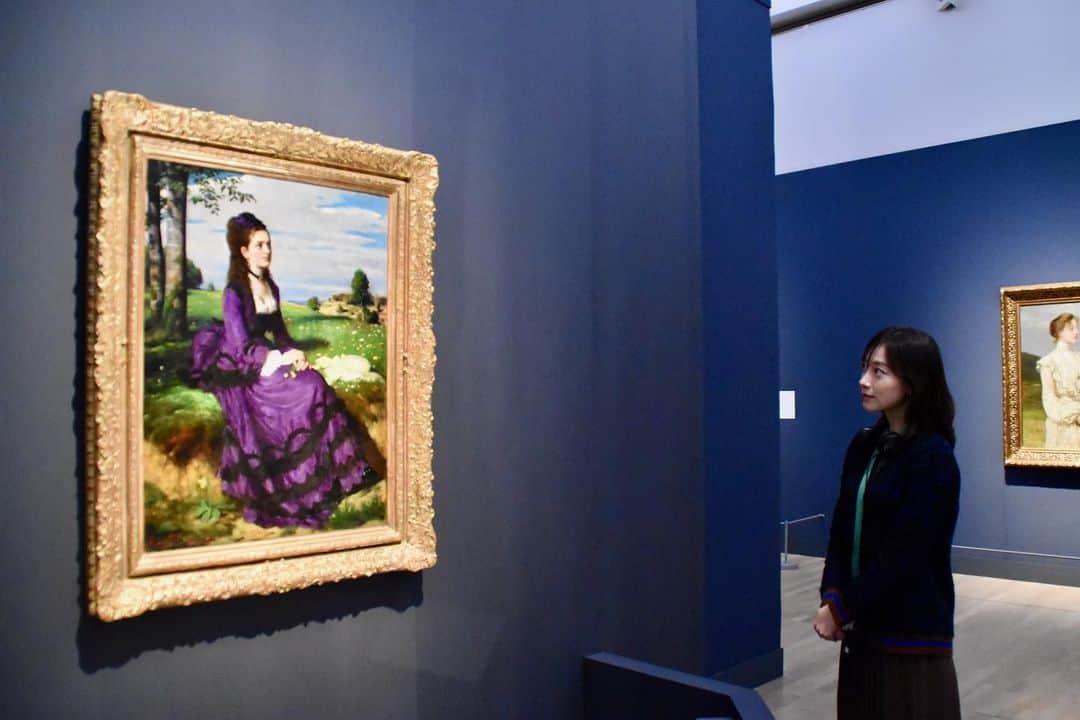 小橋めぐみのインスタグラム：「「ブダペスト展 ヨーロッパとハンガリーの美術400年」 知らなかった画家の名作に沢山出逢える幸福。 ハンガリーで最も重要な画家とされる、シニェイ・メルシェ・パールが描いた《ハンガリーのモナリザ》こと「紫のドレスの婦人」に見惚れる。 結婚したばかりの画家の妻だそう。 切手やポスターに多用されていて、19世紀末から今日に至るまで、ハンガリーで最も愛されている名作だそう。 国立新美術館で12月4日〜2020年3月16日まで開催中！ #ブダペスト展  #国立新美術館 ✳︎主催者の許可を得て撮影しています」