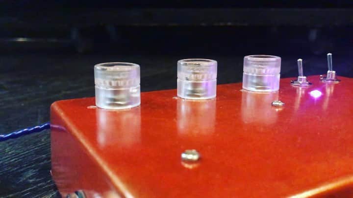 Ju-kenのインスタグラム：「大阪の知り合いが、作ってくれたFuzz🧪  ドライの足し引きは勿論、ウェットも迫力のサウンド、しかもキレがイイ♫  バービーのエンリケさんも使ってるとか。。。 Thanxxx @noname_effects」