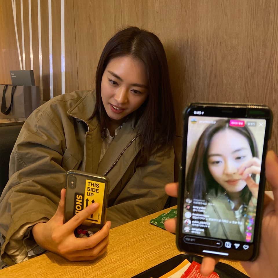 イ・ヨニのインスタグラム：「어제 첫라방! 갑작스러웠지만 그래도 즐거우셨죵?? 다 답변 못해서 미안해요. 어디서부터 어디까지 얘기해야되는지 몰라서😅😂😂 다음에 또 만나요🤗」