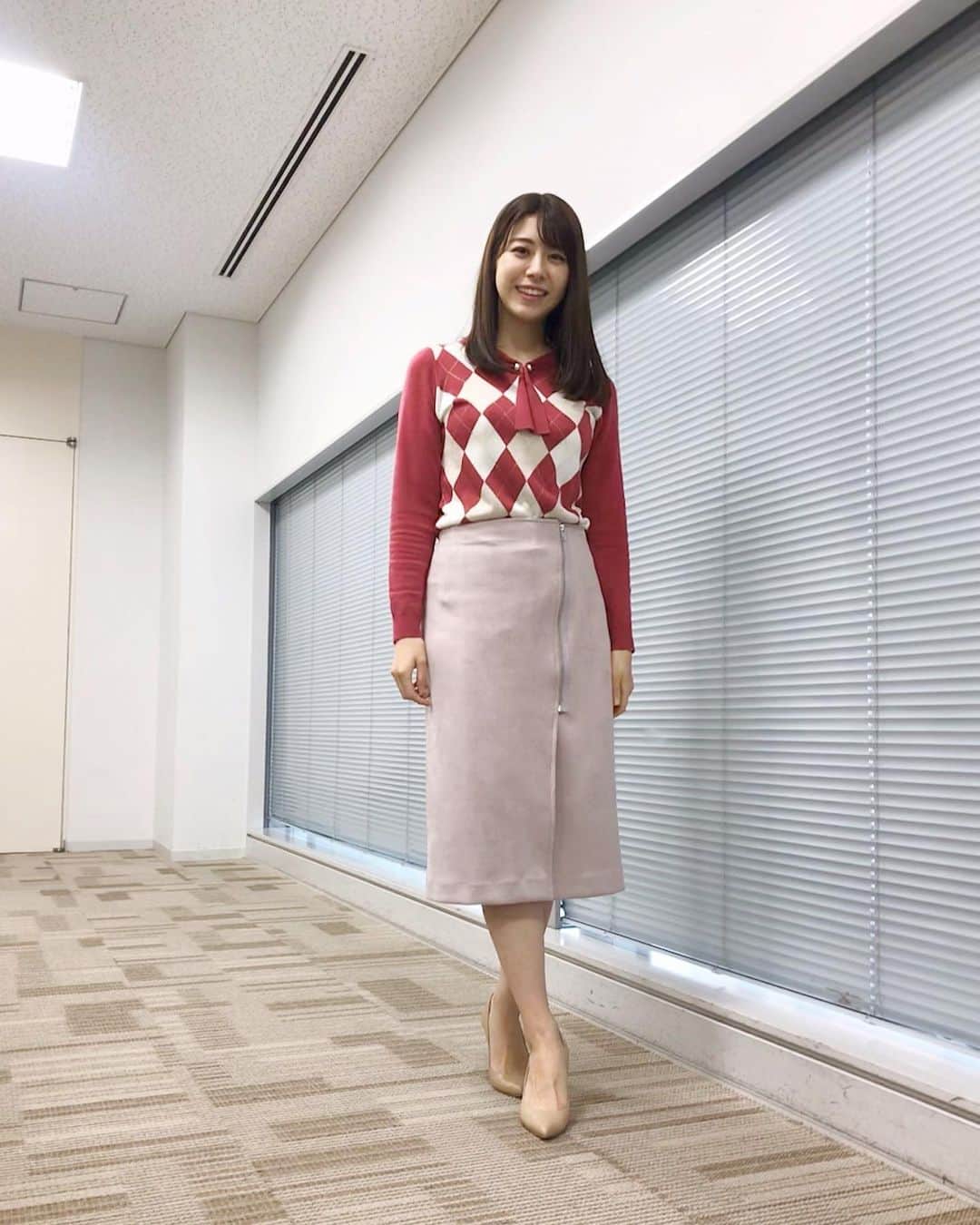 森山るりさんのインスタグラム写真 - (森山るりInstagram)「今朝の衣装🌸 ポージングが乏しい私を あすかちゃんが良い感じに撮ってくれました☺️ @asuka_kijima  赤のニットってあんまり着たことないけど、 パッと華やかになって良いですね🌷 @mischmasch_official」12月6日 13時18分 - ruri_moriyama_official