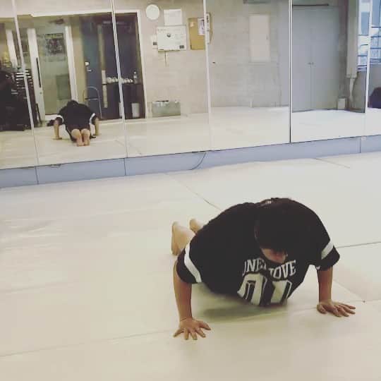 磯貝直輝のインスタグラム：「‪顎を何回かうちながら頑張ってます笑‬ ‪#筋トレ　#肉体改造　#ダイエット　#必死　#運動　#diet‬」