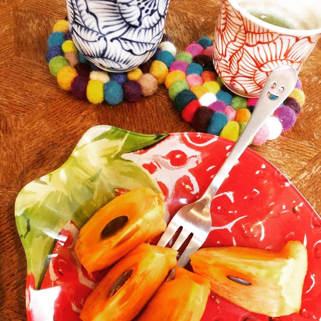 藤田朋子さんのインスタグラム写真 - (藤田朋子Instagram)「#苺の皿 #柿 #フルーツ」12月6日 13時30分 - chiendormant