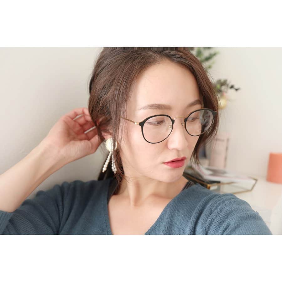 リナのインスタグラム：「メガネ女子〜🤓 . 雰囲気変えたい時に重宝するメガネ👓 . 一目惚れしたメガネちゃんは 東京発の国産アイウェアブランド 【Oh My Glasses TOKYO】のもの❗️ . 福井県鯖江の職人によるハンドメイドにこだわった上質なメガネ★ . 海外のアイウェアブランドって デザインが好みでも、 サイズが合わなかったりして、 ガッカリすることもあるけど、 Oh My Glasses TOKYOのアイウェアは、 国産なだけあって、どれをつけてもしっくりくるサイズ感なの😊 . 旬なデザインも豊富だから、 選んでいて楽しかったよ〜♫ . 都内には3店舗あって、 私は東急プラザ銀座店に行ったよ！ 店内も広々としていて、 お買い物しやすい環境だった〜♪ -------------------------------- 【クーポンコード】 1000円OFFクーポン：【followerltd】  利用条件：オンラインストア限定、5500円以上ご購入で使用可能 期日:2020年1月31日(金)まで有効 オンラインストア ↓↓↓ www.ohmyglasses.jp （ストーリーにも貼っておくね〜😆） --------------------------------- @ohmyglassestokyo  #ohmyglassestokyo #メガネ女子 #メガネコーデ #メガネケース #メガネ好き #メガネ #メガネ屋 #メガネ部 #オーマイグラス #メガネメイク #東急プラザ銀座 #銀座 #イメチェン」