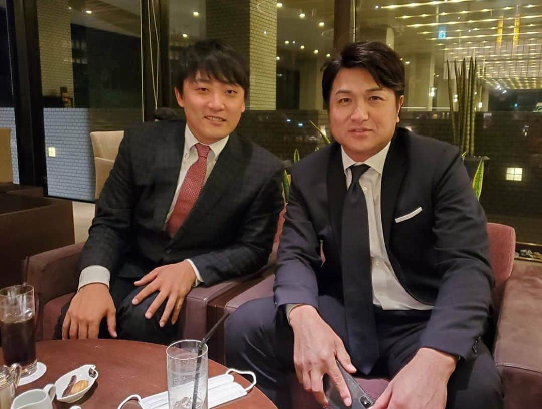 高橋聡文さんのインスタグラム写真 - (高橋聡文Instagram)「パーティーの前に岩瀬さん由伸さん憲伸さん達とお話しました☕️ 由伸さんとは沢山対戦しましたが今となってはとてもいい思い出です⚾️ 最初にお疲れ様といって握手して頂いた時は感動しました🥺  #立浪さんの野球殿堂入りを祝う会#巨人#読売ジャイアンツ #中日 #中日ドラゴンズ #阪神#阪神タイガース#高橋由伸#岩瀬仁紀#川上憲伸 #高橋聡文」12月6日 13時37分 - akifumi0529