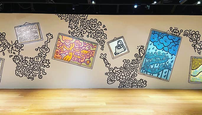 サザビーズさんのインスタグラム写真 - (サザビーズInstagram)「GALLERY TRANSFORMED! In three days, British artist @mrdoodle has converted our Hong Kong Gallery into his “DoodleWorld”! Swipe to see how the space gets taken over by this doodle virus! . Opening today to 19 December, “Mr Doodle Invades Sotheby’s” selling exhibition features 52 doodle works, humorously reinterpreting some of the most famous paintings in history, taking audience to see the art world through his doodle lens. Join us in visiting this whimsical world and close the year with a good dose of fun! #SothebysHongKong #SothebysContemporary #DoodleSothebys」12月6日 13時41分 - sothebys