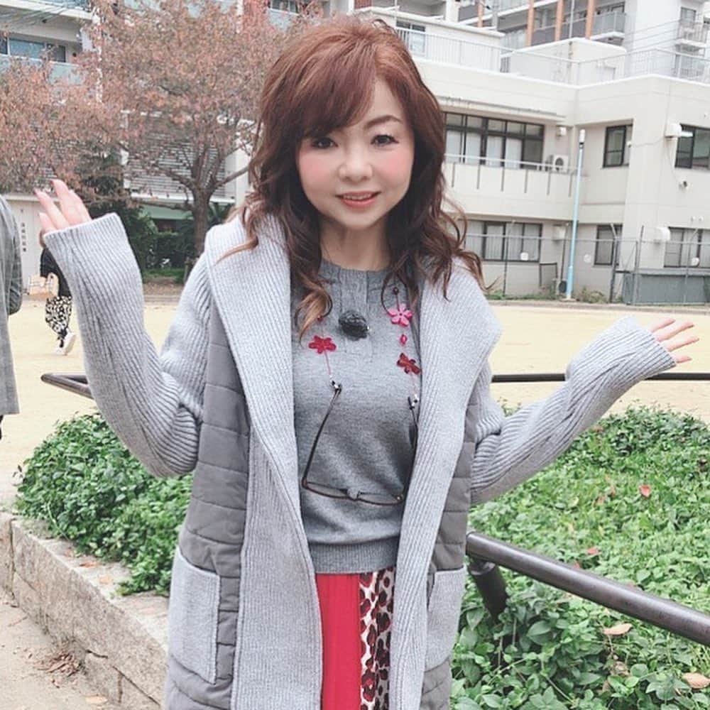 のインスタグラム：「明日のあさパラで、また、S.MOMOの紹介あります💕  是非見て下さいね💕 ツートライブも一緒です。  購入時にあさパラ見たと、言われた方、特典プレゼントあり🎁無くなり次第、終了します。 毎日、先着１０人の方。1週間です。  12月7日YTV9時25分〜『あさパラ！2時間SP』 〜モモコも注目！大阪で話題！最新セレクトショップ特集〜  @s.momo_shop 大阪市福島区福島5-1-17 S.MOMO  #ハイヒールモモコ #👠 #👠🍑 #SMOMO #エスモモ #セレクトショップ #福島駅近 #洋服 #アクセサリー #雑貨 #インスタ映え #インスタ映えスポット #ツートライブ」