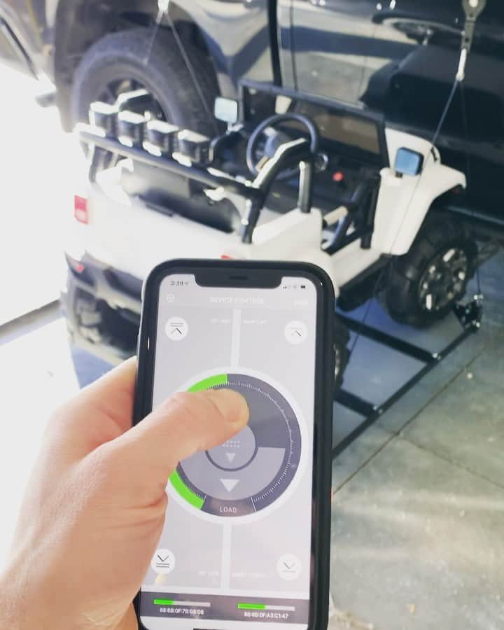 デービッド・ボウディアのインスタグラム：「This is how these power lifters work. I’ve never seen something like this for the garage! I’m super please with how easy @garagesmart was to install but even more please with how it reduces clutter in my garage. Check them out at garage smart.com Promo code “DiveN2storage” for 15% off your purchase #garagesmart #ad」