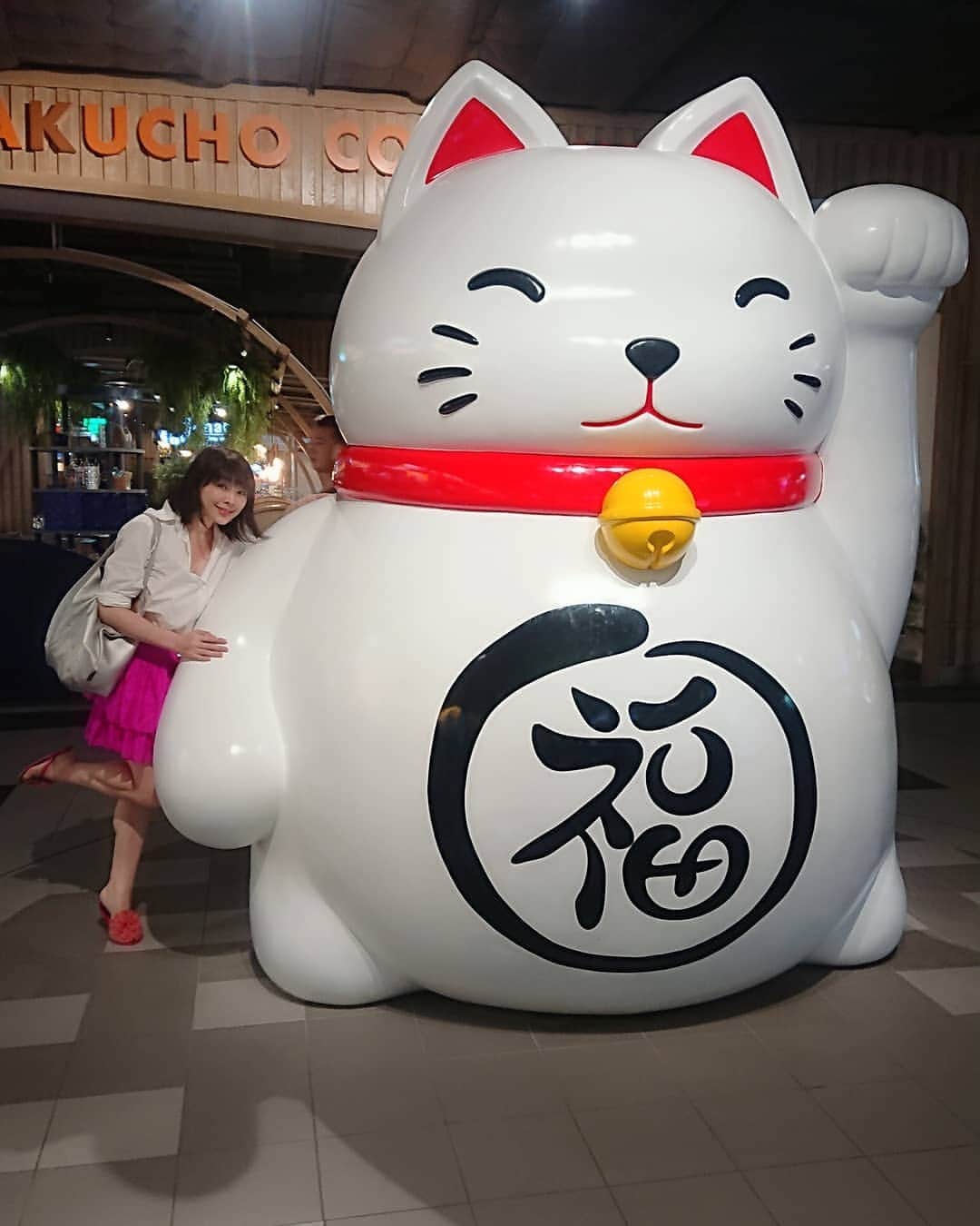 松坂南さんのインスタグラム写真 - (松坂南Instagram)「おっきい にゃあちゃんと🐈💓 開運できそう✨  海外から見た日本のイメージっておもしろいですよね(*^^*) #lovetheearth  #thailand🇹🇭 #terminal21pattaya」12月6日 4時56分 - minami_matsuzaka