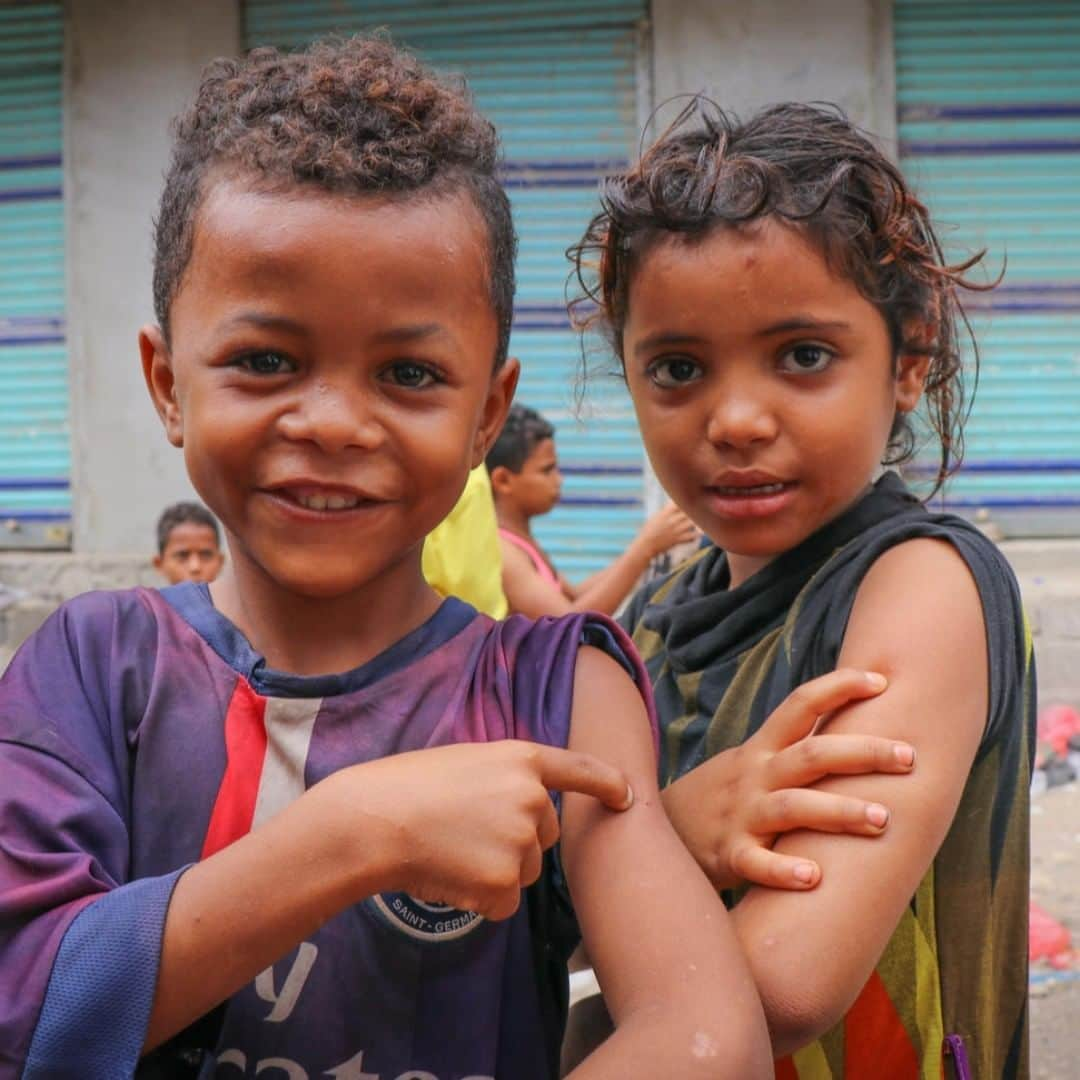 unicefさんのインスタグラム写真 - (unicefInstagram)「These two are proudly showing off where they were immunized in Aden, Yemen.  We aim to reach 8.5m children against #measles in emergencies across the world next year. Help us stand up against preventable diseases by tapping the link in our bio. © UNICEF/UN0284429/Fadhel」12月6日 5時05分 - unicef