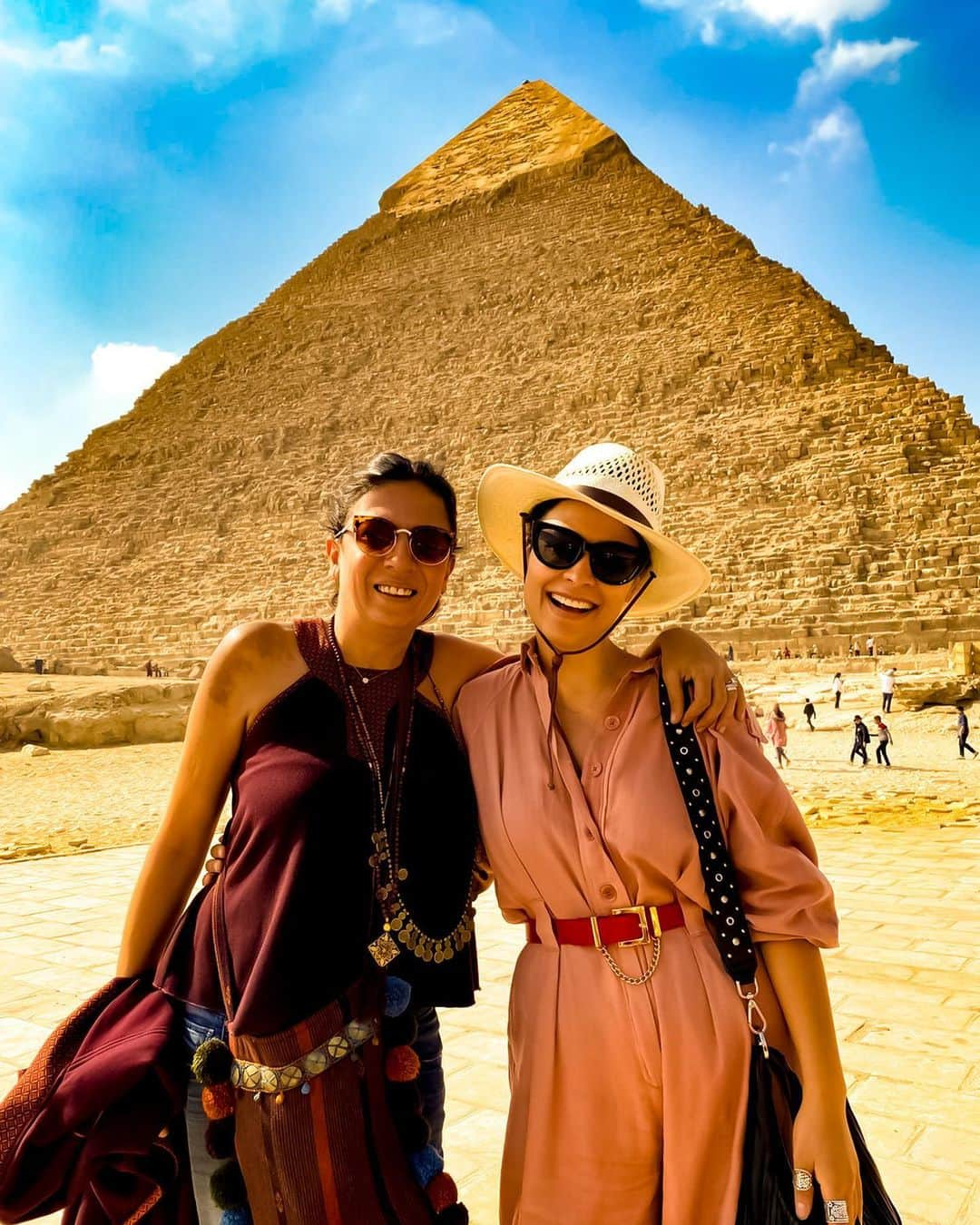 ヤスミン・アル＝マスリーさんのインスタグラム写真 - (ヤスミン・アル＝マスリーInstagram)「Sometimes you do need one of those pictures #tourist in #Cairo see you soon #beautiful #city of #gods #pharos #sphinks #mummies #temples #history #culture #civilisation #pyramids #eternity and the best of #friends ..」12月6日 5時11分 - jazmasri