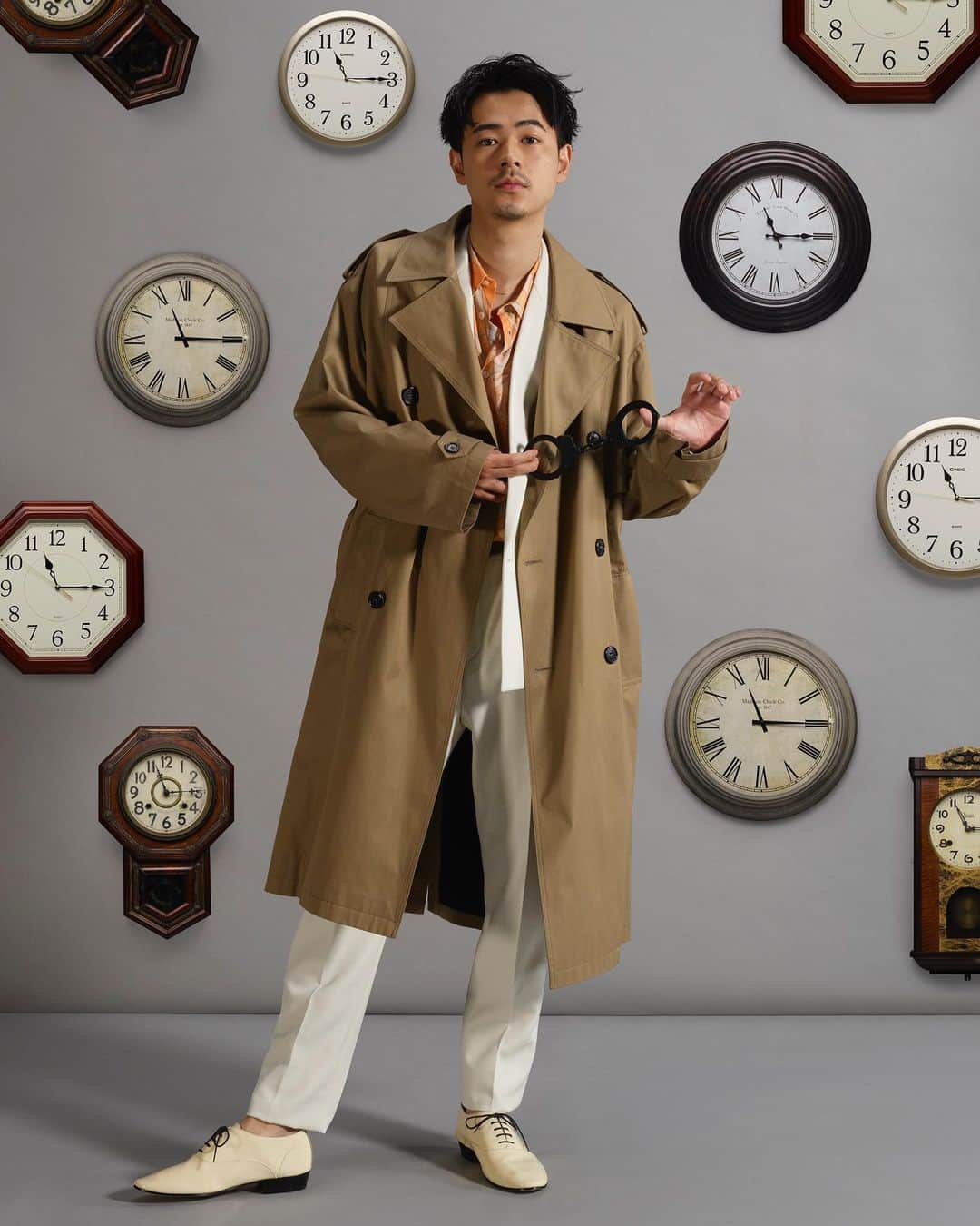 【公式】土曜ナイトドラマ「アリバイ崩し承ります」のインスタグラム：「＊﻿ ﻿ ‪刑事・渡海雄馬 役で #成田凌 さんの出演が決定👏🏻✨‬﻿ ﻿ ‪安田さん演じる察時に反発しつつ、浜辺さん演じる時乃には手のひらで転がされる…！‬！﻿ ﻿ ‪“見た目だけは”クールな空回り刑事です🙈‬﻿ ﻿ ‪2月1日放送スタート‼️‬﻿ ‪お楽しみに🤗‬﻿ ﻿ ‪#アリバイ崩し承ります‬﻿ ‪#ありくず‬﻿ ‪#白スーツが似合います…😍✨﻿ #後ろの時計にもご注目🕰﻿ ‪#2月1日﻿ #よる11時15分スタートです‬❣️﻿ #お見逃しなく🙌🏻」