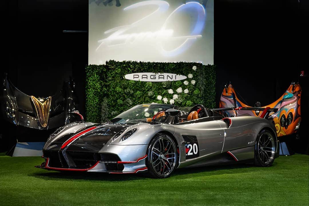 パガーニ・アウトモビリのインスタグラム：「Art nurtures the soul! Together with @paganimiami during #ArtBasel2019 until Sunday. Come and get inspired!  #pagani #huayra #huayraroadster #roadsterbc」