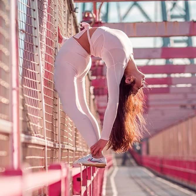 ALO Yogaさんのインスタグラム写真 - (ALO YogaInstagram)「“Remember how lucky you are to have the life that you have. Practice gratitude every day.” – @meliniseri  Melini stays centered & balanced in her Barre Long Sleeve and 7/8 High Waist Airlift Legging in Soft Pink 💕 Tap to shop! P.S. Don’t miss out on your special gift...receive the iconic Alo tote with your purchase of $250 or more* 💙 #aloyoga #alo (*While supplies last, $50 value.)」12月6日 5時29分 - aloyoga