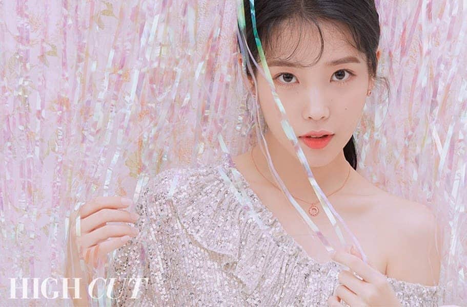 のインスタグラム：「IU f@dlwlrma for HIGHCUT vol.253💛 . . . . . #아이유 #IU #이지은 #LeeJiEun #koreangirl  #맞팔 #셀스타그램 #셀카 #얼스타그램 #데일리 #선팔 #인스타그램  #l4l #f4f  #like4like #ootd  #おしゃれ #オシャレ #いいね返し #フォロー #韓国人 #韓国 #セルカ #自撮り #ファッション #フォロー」