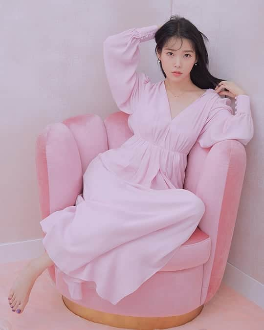 Just a girlさんのインスタグラム写真 - (Just a girlInstagram)「IU f@dlwlrma for HIGHCUT vol.253💛 . . . . . #아이유 #IU #이지은 #LeeJiEun #koreangirl  #맞팔 #셀스타그램 #셀카 #얼스타그램 #데일리 #선팔 #인스타그램  #l4l #f4f  #like4like #ootd  #おしゃれ #オシャレ #いいね返し #フォロー #韓国人 #韓国 #セルカ #自撮り #ファッション #フォロー」12月6日 5時38分 - cecithegirl