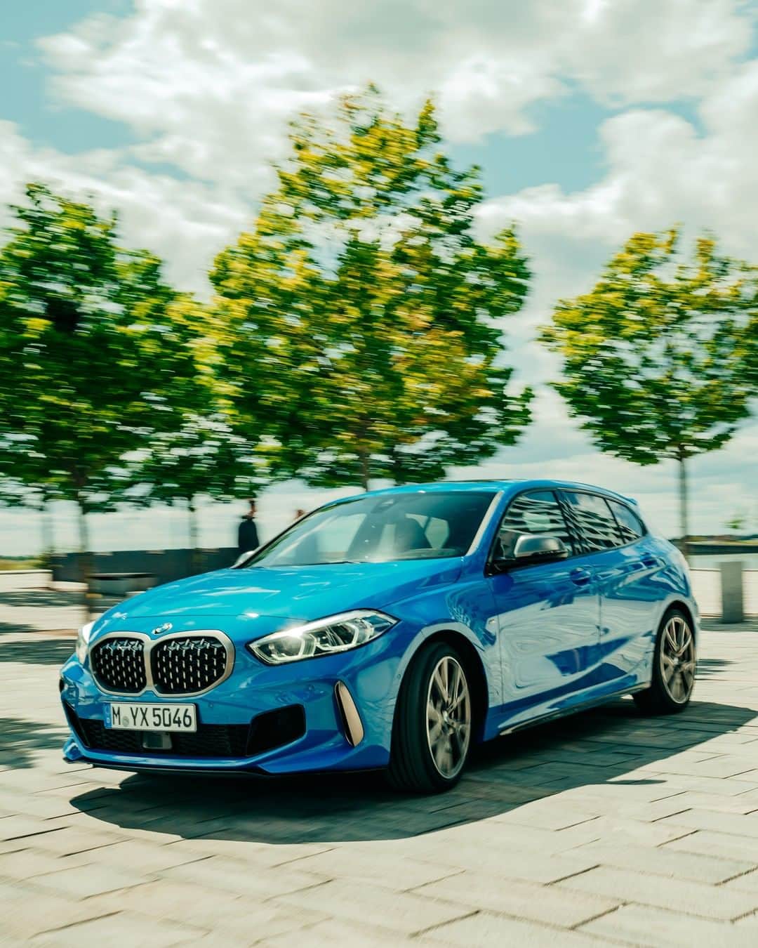 BMWのインスタグラム：「Make the most out of city life. The all-new BMW 1 Series. #THE1 #BMW #1Series __ BMW M135i xDrive 5-door: Fuel consumption in l/100 km (combined): 7.1–6.8. CO2 emissions in g/km (combined): 162–155.  Acceleration (0-100 km/h): 4.8 s. Power: 225 kW, 306 hp, 450 Nm. Top speed (limited): 250 km/h. Paint finish shown: Misano Blue metallic.  The values of fuel consumptions, CO2 emissions and energy consumptions shown were determined according to the European Regulation (EC) 715/2007 in the version applicable at the time of type approval. The figures refer to a vehicle with basic configuration in Germany and the range shown considers optional equipment and the different size of wheels and tires available on the selected model. The values of the vehicles are already based on the new WLTP regulation and are translated back into NEDC-equivalent values in order to ensure the comparison between the vehicles. [With respect to these vehicles, for vehicle related taxes or other duties based (at least inter alia) on CO2-emissions the CO2 values may differ to the values stated here.] The CO2 efficiency specifications are determined according to Directive 1999/94/EC and the European Regulation in its current version applicable. The values shown are based on the fuel consumption, CO2 values and energy consumptions according to the NEDC cycle for the classification. Further information on official fuel consumption figures and specific CO2 emission values of new passenger cars is included in the following guideline: 'Leitfaden über den Kraftstoffverbrauch, die CO2-Emissionen und den Stromverbrauch neuer Personenkraftwagen' (Guide to the fuel economy, CO2 emissions and electric power consumption of new passenger cars), which can be obtained free of charge from all dealerships, from Deutsche Automobil Treuhand GmbH (DAT), Hellmuth-Hirth-Str. 1, 73760 Ostfildern-Scharnhausen and at https://www.dat.de/co2/.」