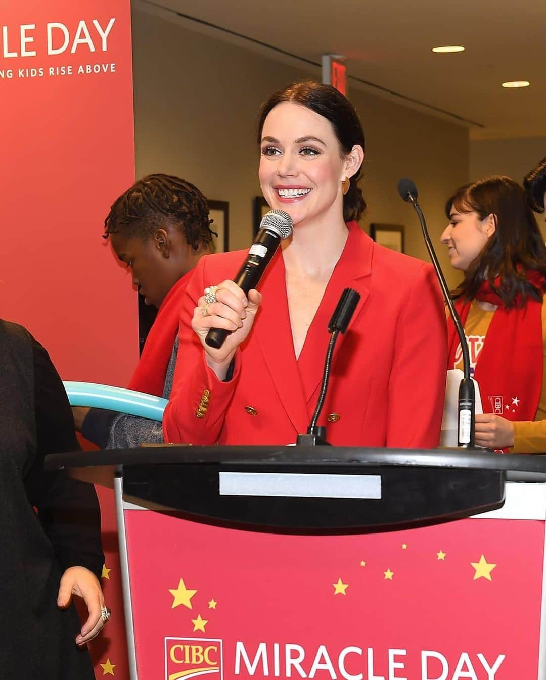 テッサ・ヴァーチュさんのインスタグラム写真 - (テッサ・ヴァーチュInstagram)「Yesterday was an extraordinary day on the trading floor at @cibc for #CIBCMiracleDay. Millions raised for children’s charities!! Thanks @specialocanada for joining me ❤️ . 📸 @georgepimentel1」12月6日 6時05分 - tessavirtue17