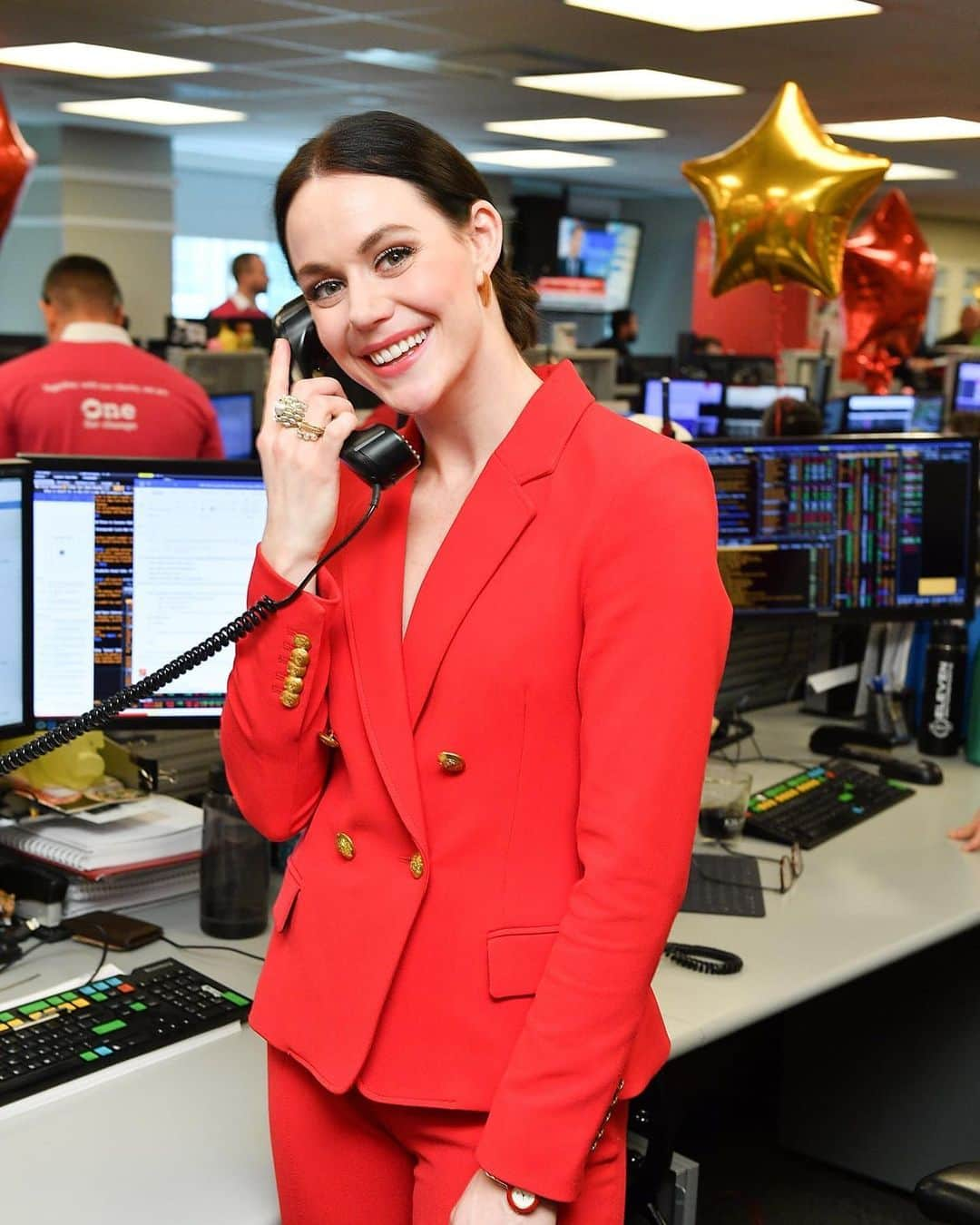 テッサ・ヴァーチュさんのインスタグラム写真 - (テッサ・ヴァーチュInstagram)「Yesterday was an extraordinary day on the trading floor at @cibc for #CIBCMiracleDay. Millions raised for children’s charities!! Thanks @specialocanada for joining me ❤️ . 📸 @georgepimentel1」12月6日 6時05分 - tessavirtue17