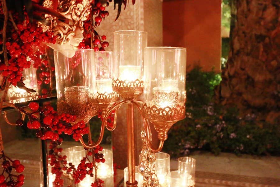 樋口智恵子さんのインスタグラム写真 - (樋口智恵子Instagram)「Magical Moroccan Dinner and beautiful Christmas decor🇲🇦🍽🎄 @leadinghotelsoftheworld  @royalmansour . . . . . ディナーの支度をしてロビーに出たら、クリスマスデコレーションがライトアップされていて、より一層艶やかに✨🎄✨ ホテルのモロッコ料理は洗練されていて、どれも美味しかったです🇲🇦🍽✨特にデザートが絶品で、コースがかなりボリュームがあったのにぺろりと完食😋 レストランの雰囲気もロマンチックで、外に出てもまた美しいクリスマスデコレーションで...まるで夢の中にいるような、素敵な夜でした✨ . . . . #royalmansour #royalmansourmarrakech #christmasdecor #luxuryhotel #moroccanfood #dinnertime #マラケシュ #モロッコ旅行 #ホテルディナー #クリスマスイルミネーション #旅好き #leadinghotelsoftheworld #lhwtraveler」12月6日 6時05分 - chieko_higuchi