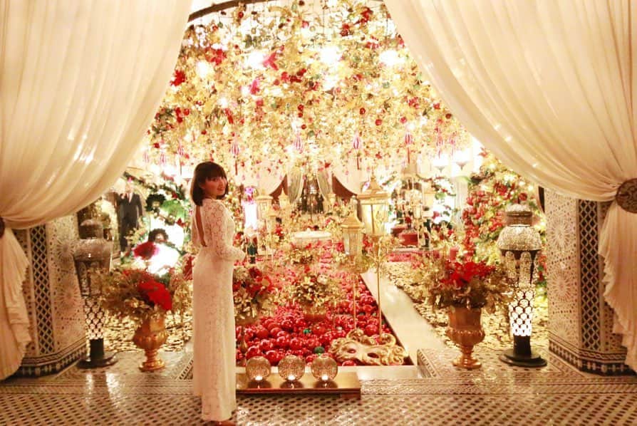 樋口智恵子のインスタグラム：「Magical Moroccan Dinner and beautiful Christmas decor🇲🇦🍽🎄 @leadinghotelsoftheworld  @royalmansour . . . . . ディナーの支度をしてロビーに出たら、クリスマスデコレーションがライトアップされていて、より一層艶やかに✨🎄✨ ホテルのモロッコ料理は洗練されていて、どれも美味しかったです🇲🇦🍽✨特にデザートが絶品で、コースがかなりボリュームがあったのにぺろりと完食😋 レストランの雰囲気もロマンチックで、外に出てもまた美しいクリスマスデコレーションで...まるで夢の中にいるような、素敵な夜でした✨ . . . . #royalmansour #royalmansourmarrakech #christmasdecor #luxuryhotel #moroccanfood #dinnertime #マラケシュ #モロッコ旅行 #ホテルディナー #クリスマスイルミネーション #旅好き #leadinghotelsoftheworld #lhwtraveler」