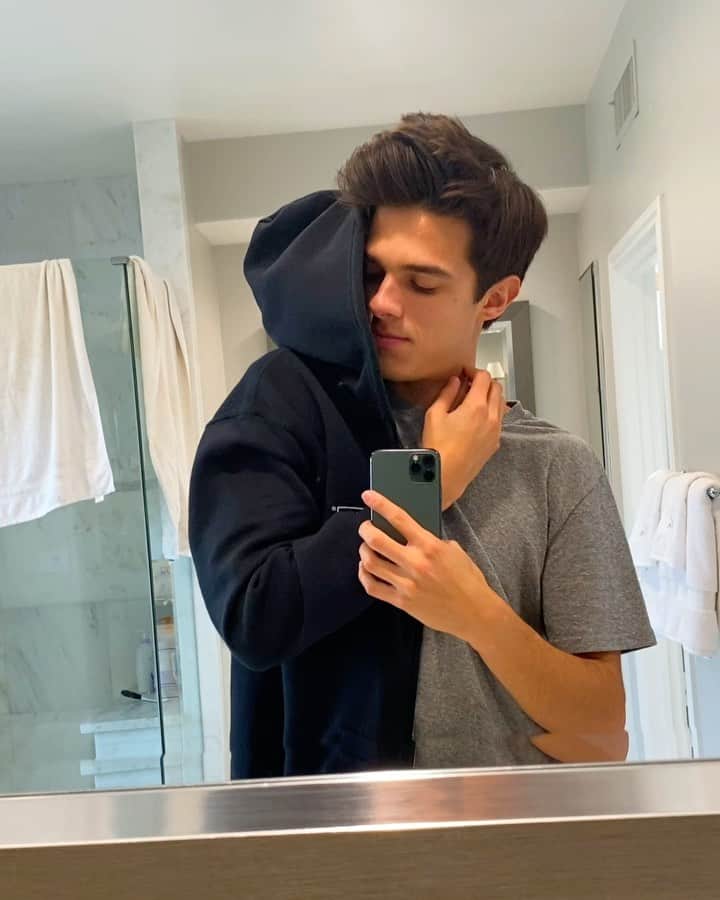 Brent Riveraのインスタグラム：「Girlfriend reveal... kinda😳😂」