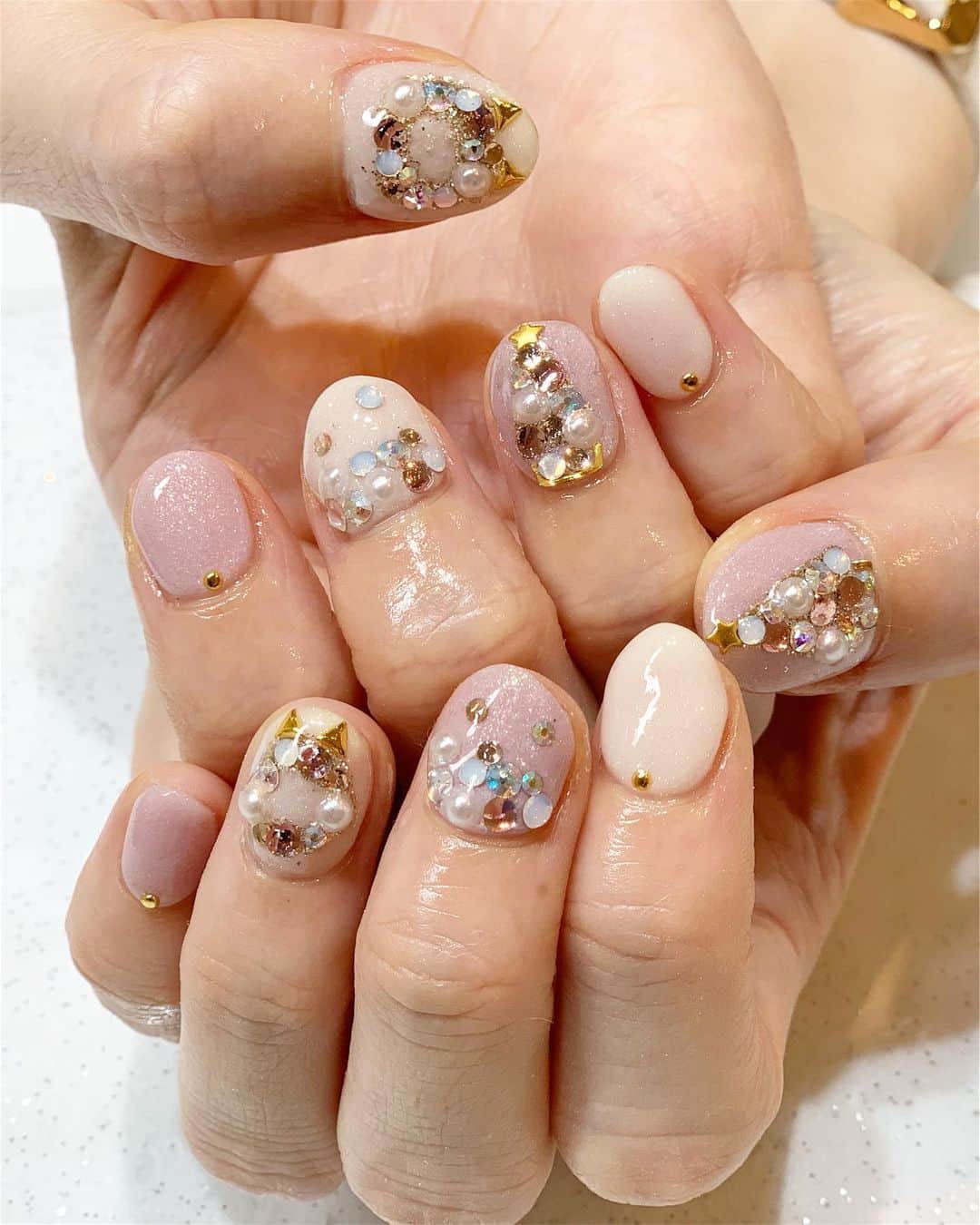のインスタグラム：「⭐️🎄Christmas Nails🎄⭐️ ﻿ ﻿ ツリーとリースもはいってるの🎄⭐️﻿ すごく上手で最高にかわいい💕💕💕﻿ ずっと見ていられる...🥰﻿ また行こうとおもいます💗﻿ ﻿ ﻿ @deco_eyelash_nail さん﻿ ありがとうございました✨✨✨ ﻿ ﻿ ﻿ #デコ武蔵小山 #ネイルデザイン #ニュアンスネイル #まつげエクステ #秋冬ネイル #武蔵小山ネイルサロン #クリスマスネイル #武蔵小山まつエクサロン #pr #コラボベース」