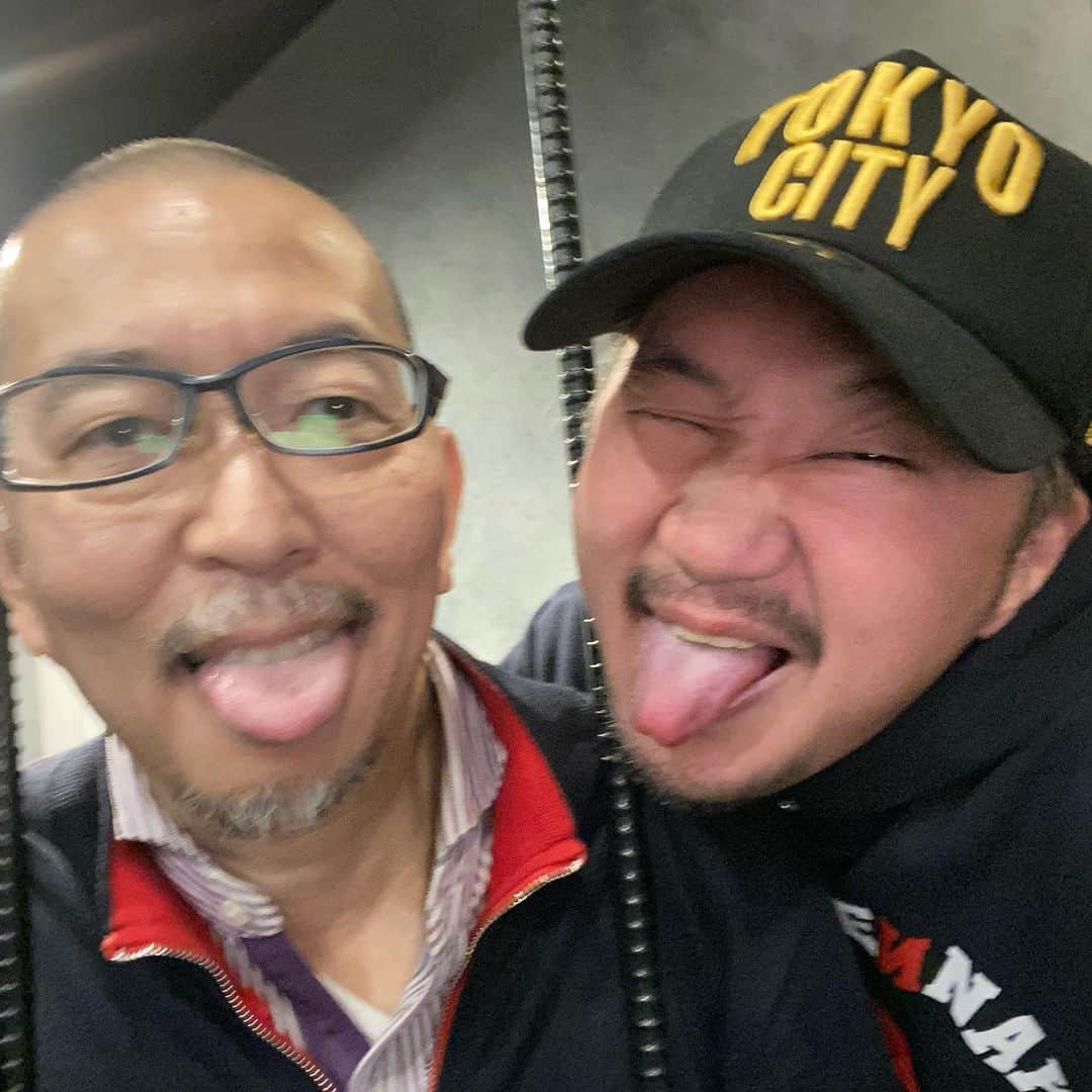 植田朝日のインスタグラム：「😇😇😇﻿ ﻿ 今宵はオモロいメンツでの早めの忘年会‼️﻿ ﻿ 久々に金子達仁アニキとロングロングサッカー談議をしたぜ！w﻿ ﻿ ボルシアMG、リーズと日本ではほとんど話題にならない話から、やっぱ土曜の決戦の話まで途切れる事がないよね‼️﻿ ﻿ マジで楽しい時間っした。﻿ ﻿ #金子達仁 #キングギア」