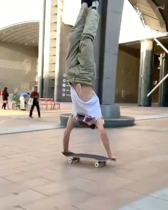 のインスタグラム：「all hands on deck 🙌 . 🤸‍♂️: @madarsapse 🎥: @steenbekenick @redbullskate #redbull #givesyouwings #skate #skateboarding #handstand」