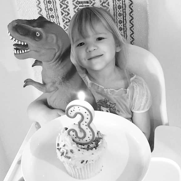 スヴィ・コポーネンのインスタグラム：「Happy birthday my fierce, fearless, funny, beautiful, Dinosaur & Star Wars loving little 3-year-old. ♥️」