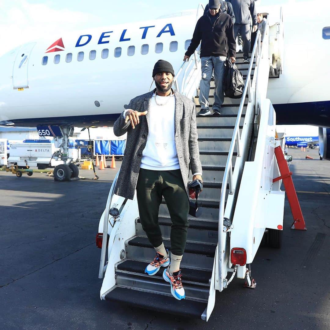 Los Angeles Lakersさんのインスタグラム写真 - (Los Angeles LakersInstagram)「‪Fresh off the plane 🛬‬ Portland is up next on the #LakeShow Tour ‬」12月6日 7時02分 - lakers