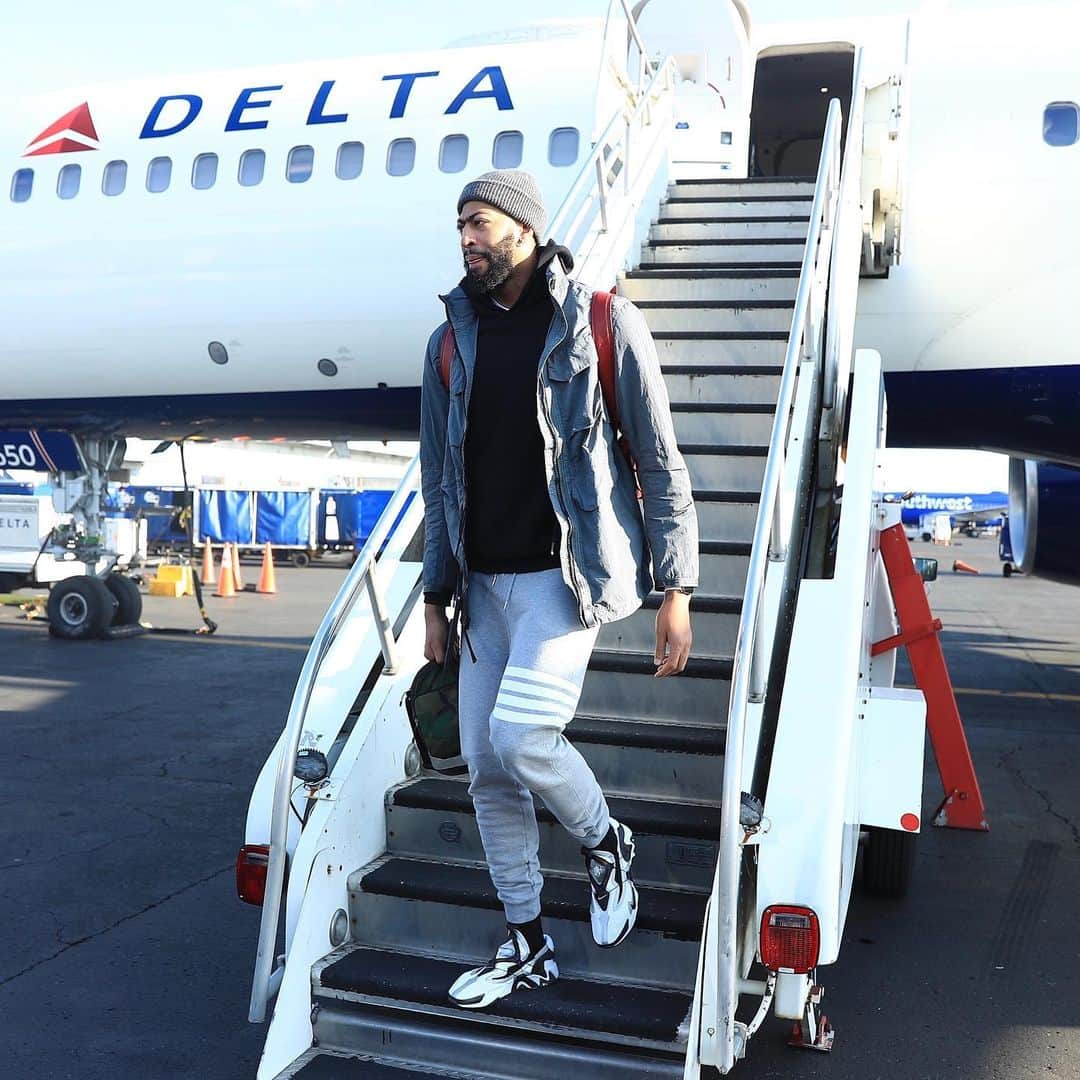 Los Angeles Lakersさんのインスタグラム写真 - (Los Angeles LakersInstagram)「‪Fresh off the plane 🛬‬ Portland is up next on the #LakeShow Tour ‬」12月6日 7時02分 - lakers