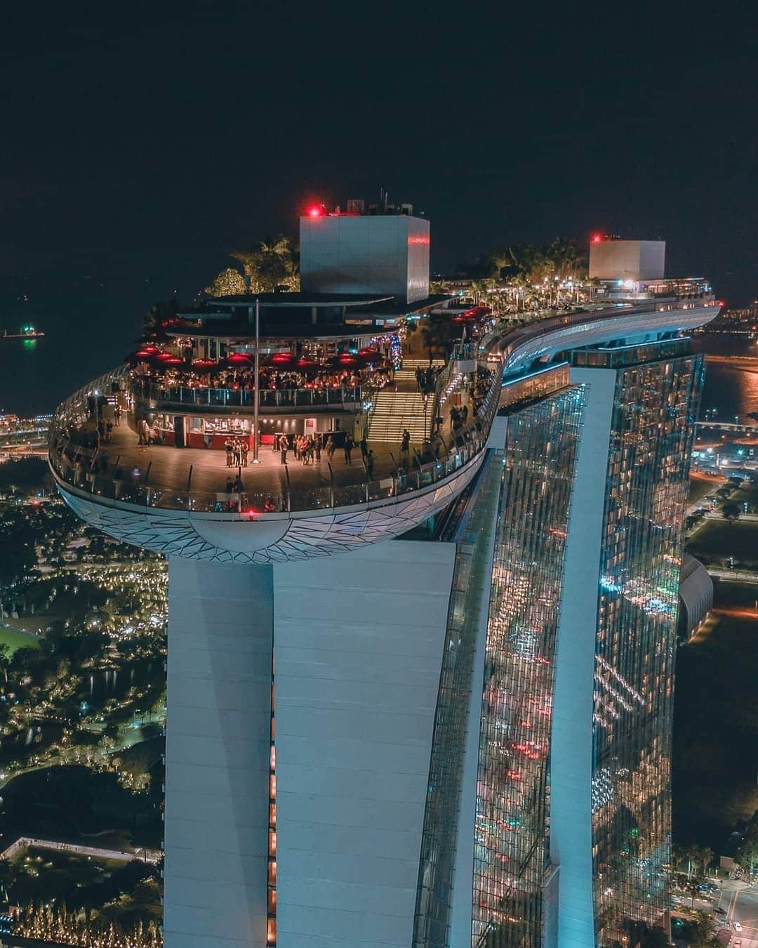 BEAUTIFUL HOTELSさんのインスタグラム写真 - (BEAUTIFUL HOTELSInstagram)「Singapore's most iconic hotel is also home to the world's largest rooftop Infinity Pool! 🏊‍♀️ Tag a friend who would love to stay here! (📸: @luxplush 📍: Marina Bay Sands @marinabaysands)」12月6日 7時07分 - beautifulhotels