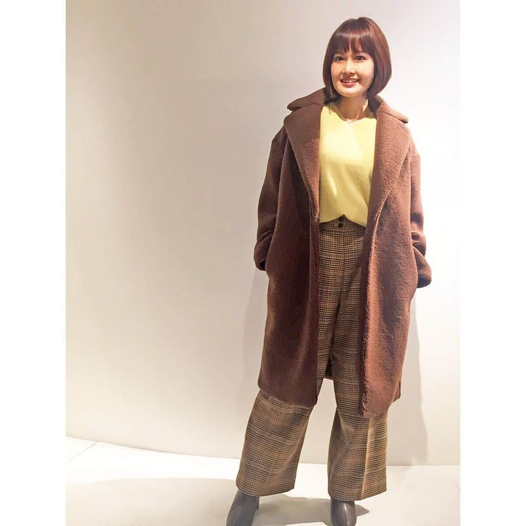 PLST（プラステ）さんのインスタグラム写真 - (PLST（プラステ）Instagram)「【Staff Coordinate】﻿ ボア素材のチェスターコートを主役にしたブラウンコーデ。明るいイエローのニットを差し色に。﻿ ﻿ ◇ ボアチェスターコート﻿ 129409020 ¥17,000+税﻿ ﻿ ◇ ウールカシミヤブレンド﻿ Vネックリラックスニット﻿ 129401009 ¥7,990+税﻿ ﻿ ◇ ウォームリザーブツイルワイドパンツ﻿ 129406010 ¥9,990+税﻿ ﻿ ﻿ #plst #プラステ #plst新宿 #スタッフコーデ #158cm #きれいめカジュアル #ママコーデ #ママファッション #ブラウンコーデ #チェックパンツ #ワイドパンツ #ボアコート #テディベアコート #vネックニット」12月6日 7時18分 - plst_official