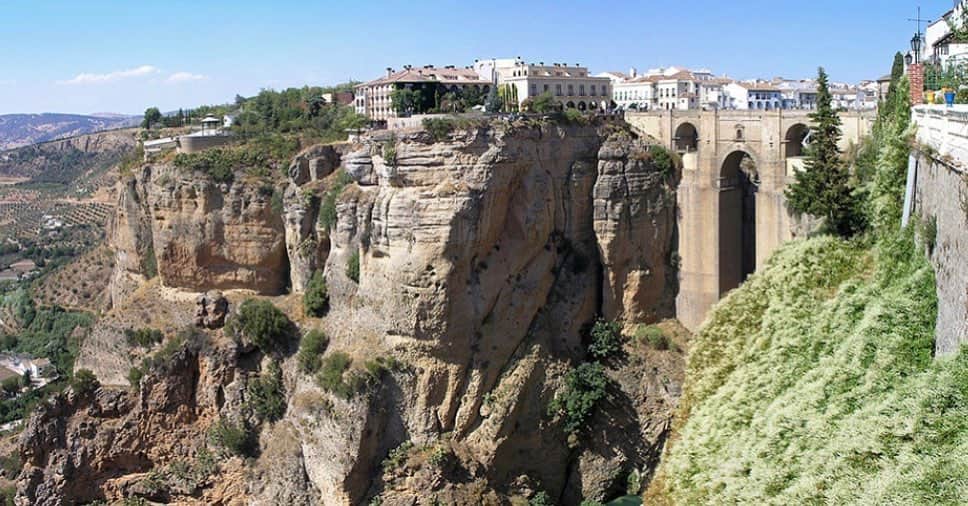 トームさんのインスタグラム写真 - (トームInstagram)「The #PuenteNuevo Bridge from 1793 in the El Tajo Gorge In #Ronda #Malaga #Andalucia #Spain (from the other side and not my picture but important for context and perspective, right?!)」12月6日 7時14分 - tomenyc