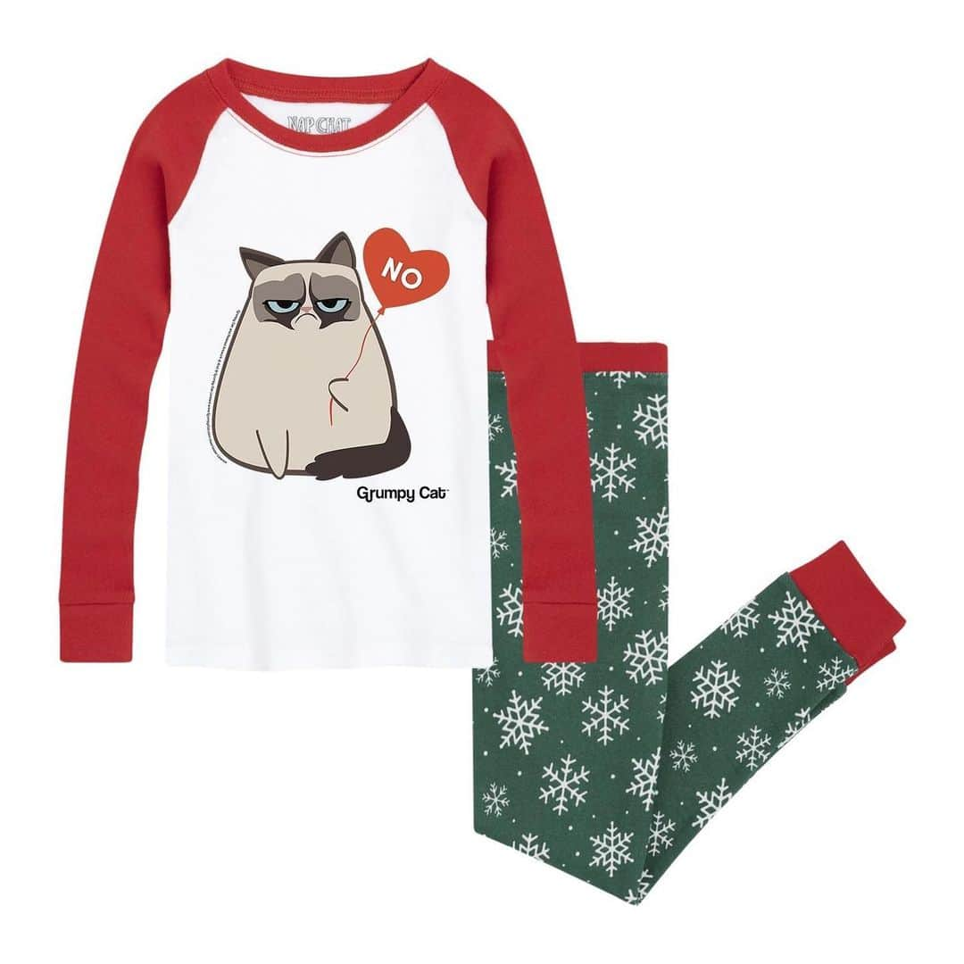 Grumpy Catさんのインスタグラム写真 - (Grumpy CatInstagram)「All NEW Grumpy Cat Holiday PJ’s for Men, Women, and Kids available NOW!! Check Grumpy Cat’s insta-story to order, or go to https://napchatpjs.com/search?q=grumpy+cat&type=product #Christmas #Gift #giftideas #gifts #pajamas #presents #present #holiday #holidays #holidayseason」12月6日 7時15分 - realgrumpycat