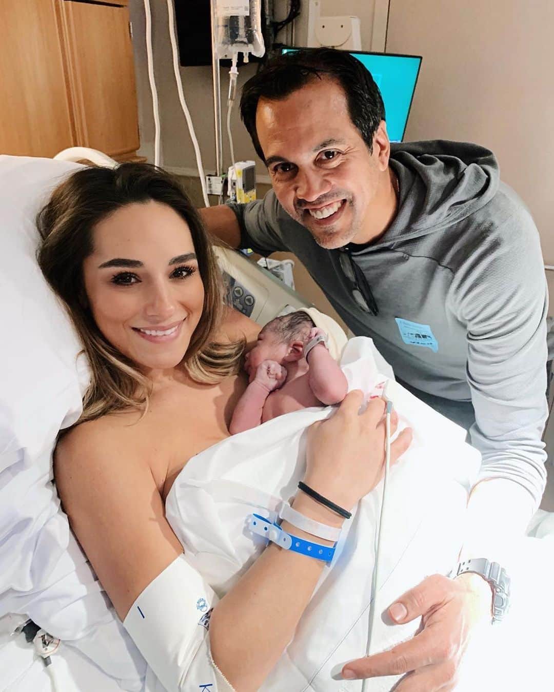 Miami HEATさんのインスタグラム写真 - (Miami HEATInstagram)「Our #HEATfam just got bigger 🍼 congrats to the Spoelstra family!  #Repost • @nikkispo Welcome to the world, Dante Nicholas Spoelstra! • 8 lbs, 20 inches long, and perfect in every way. So grateful to have this big, magical soul join our family and can’t wait to bring him Home to the best big brother & doggie-sister ever! You are loved by so many already, Baby Dante! 🏹⭐️🎄🎁」12月6日 7時28分 - miamiheat