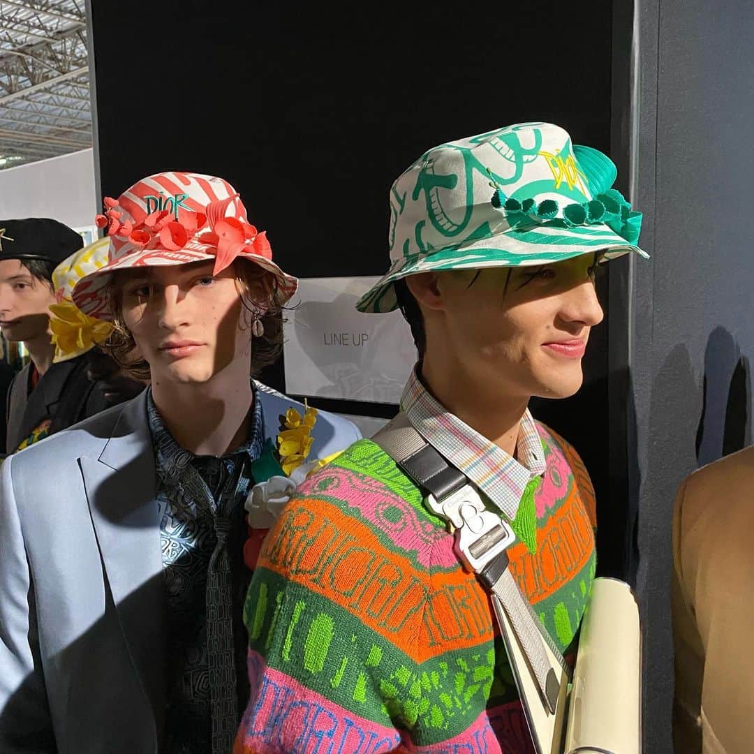 スティーブンジョーンズさんのインスタグラム写真 - (スティーブンジョーンズInstagram)「@dior men. #diormen @shawnstussy bucket hat from the ‘90’s with a #frangipani for #miami and #Monsieur Dior’s lucky flower lily-of-the-valley for #paris. Created for @mrkimjones with @misslucybeeden @edwardcrutchley #starsindior」12月6日 7時47分 - stephenjonesmillinery
