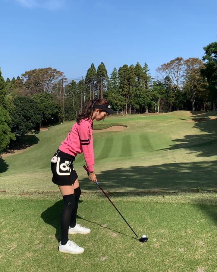 のインスタグラム：「ラウンドも練習も1ヶ月弱してない🤭時間ある時に練習行こう⛳️ 動画は恵比寿ゴルフレンジャーのコンペの時の✨5U短く持ってフルスイング🏌️‍♀️ワンオン💓 ウェアは @archivio.official です💓カシミアニットがめっちゃ暖かい🥺💓 . . . #ゴルフコーデ #スイング動画 #ゴルフスイング動画 #golfswing #アルチビオコーデ」